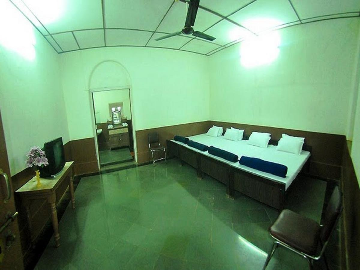 Cecil Hotel Matheran Esterno foto