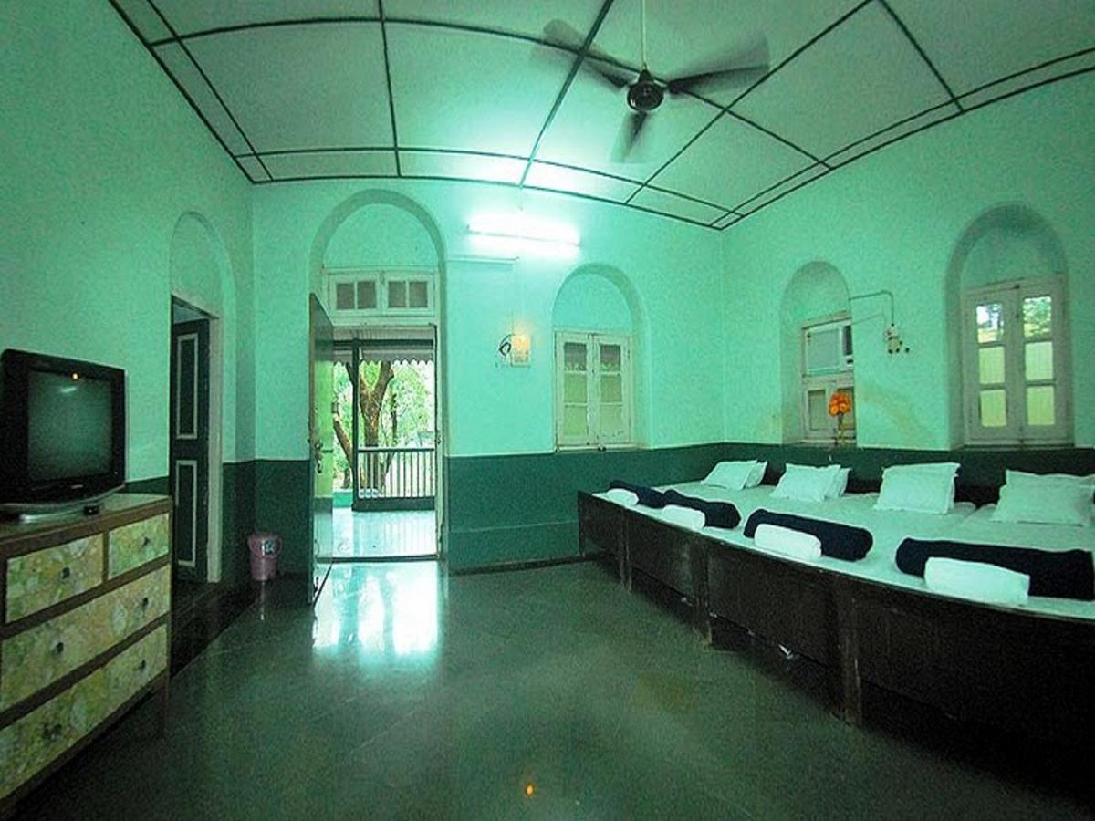 Cecil Hotel Matheran Esterno foto