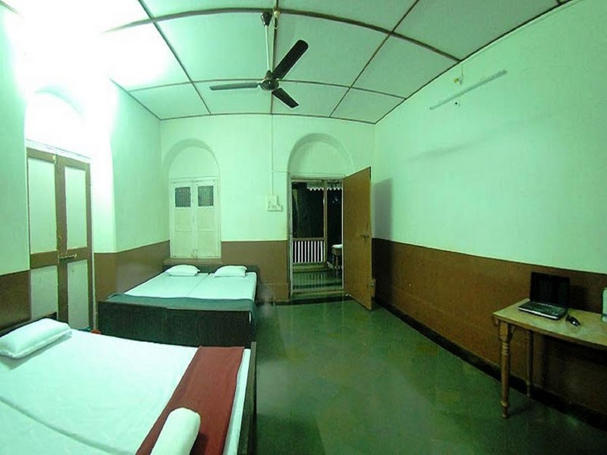 Cecil Hotel Matheran Esterno foto