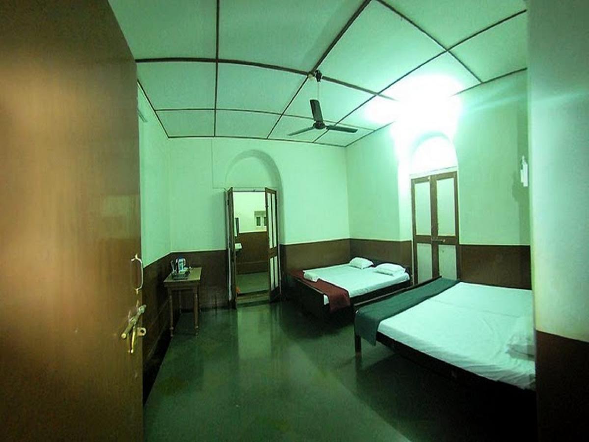 Cecil Hotel Matheran Esterno foto